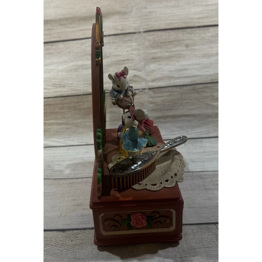 Vintage Lustre Fame Mouse Small World Little Dresser Vanity Music Box SEE VIDEO
